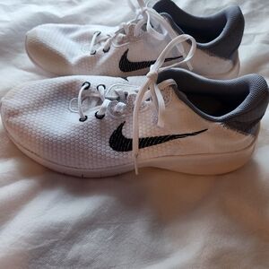 Womens White Nike Athletic Shoes Size 9.5 Wide